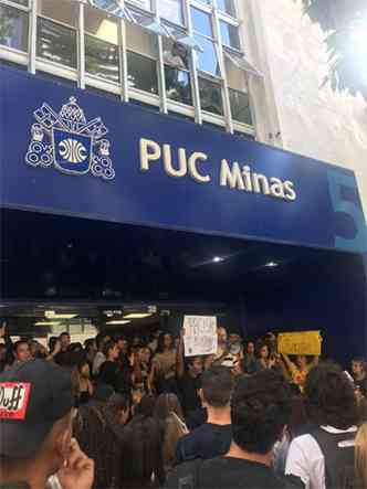 Manifestao de estudantes na PUC Minas, na Praa da Liberdade(foto: Reproduo da internet/WhatsApp)