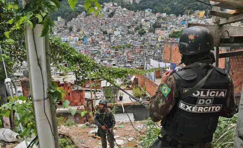 Homens do Exrcito fazem patrulhamento na Favela da Rocinha: crise na segurana pblica do Rio mobiliza tropas da Fora Nacional(foto: Carl de Souza/AFP - 25/9/17)
