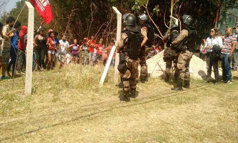 Batalho de choque retira famlias de terreno no Barreiro. Segundo integrantes do MBL, policiais no tinham mandado judicial de reintegrao de posse(foto: MLB-MG/Divulgao)