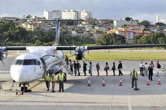Passageiros embarcam em aeronave no terminal Carlos Drummond de Andrade. Anac pode liberar operao com avies de grande porte(foto: Juarez Rodrigues/EM/D.A Press - 7/5/15)