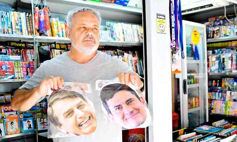 O comerciante Ricardo Menezes, com Bolsonaro e Sergio Moro nas mos, diz que j vendeu quase todos os adereos, como rostos de polticos (foto: Gladyston Rodrigues/EM/d.a press)
