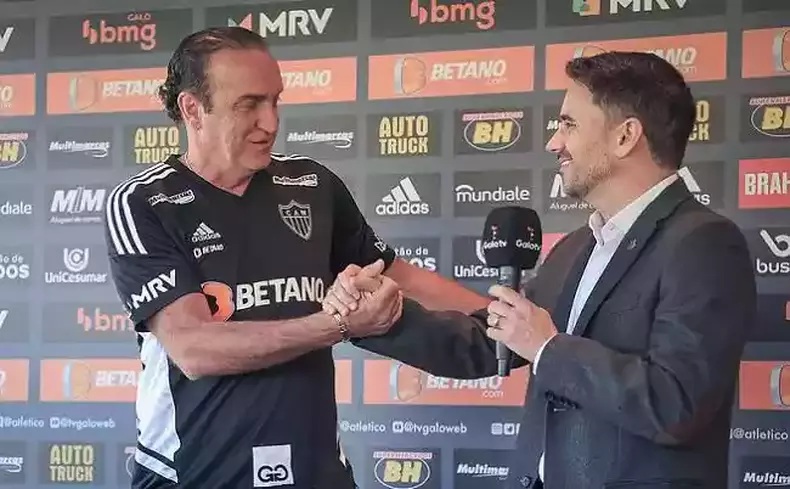 Cuca e Rodrigo Caetano se cumprimentam