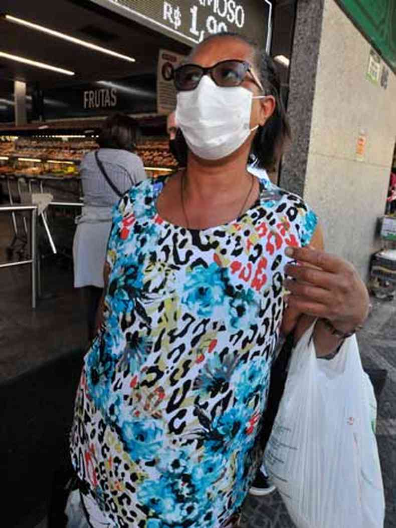 Para buscar ofertas, a professora Maria Clia Chaves aptou por fazer compras no sacolo aps o meio-dia(foto: Marcos Vieira/EM/D.A Press)