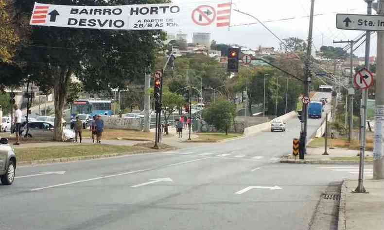 Em agosto, Avenida Jos Cndido da Silveira tambm passou por desvios(foto: Paulo Filgueiras/EM/D.A Press)