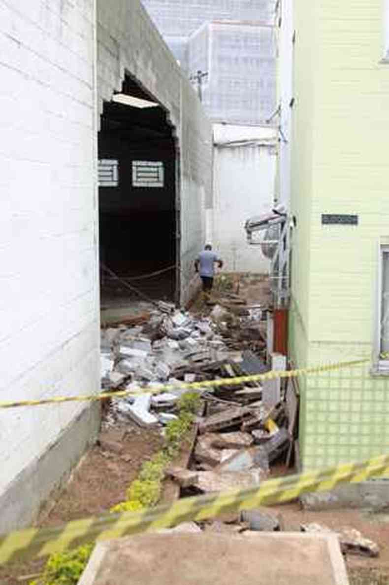 Na Vilarinho, parede de um galpo caiu e gua invadiu prdio vizinho(foto: Edsio Ferreira/EM/D.A Press)