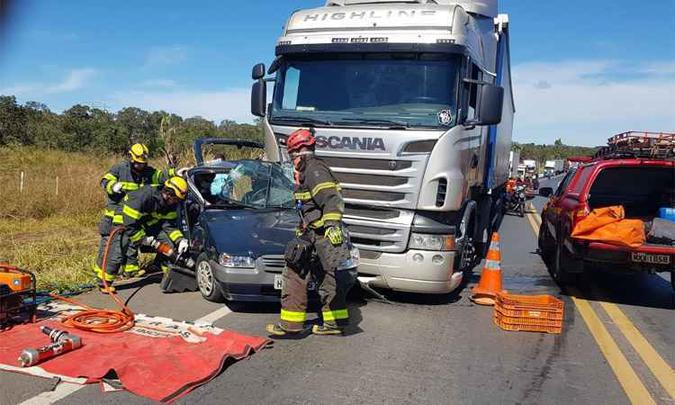 Carro das religiosas foi atingido por carreta na manhã deste sábado. A motorista ficou presa às ferragens(foto: Corpo de Bombeiros/Divulgação) Carro das religiosas foi atingido por carreta na manhã deste sábado. A motorista ficou presa às ferragens(foto: Corpo de Bombeiros/Divulgação)