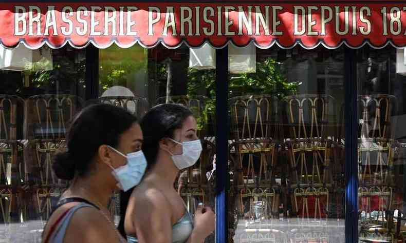 Mulheres de mscaras em Paris, onde as medidas de reabertura j esto sendo ampliadas(foto: AFP)