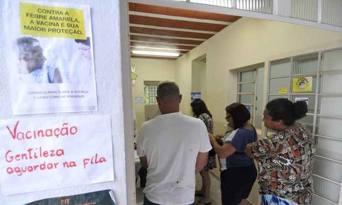 Fila para receber a vacina em Brumadinho, na Grande BH: repasse de recursos para a saúde a prefeituras é fonte de embate entre autoridades federais e estaduais(foto: Juarez Rodrigues/EM/D.A Press) Fila para receber a vacina em Brumadinho, na Grande BH: repasse de recursos para a saúde a prefeituras é fonte de embate entre autoridades federais e estaduais(foto: Juarez Rodrigues/EM/D.A Press)