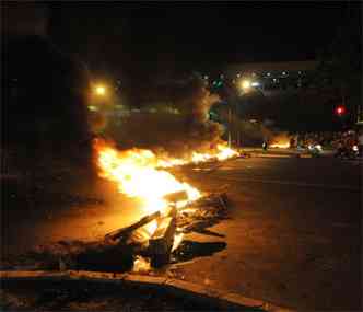 Protesto na noite de segunda-feira fechou a avenida(foto: Tlio Santos/EM/D.A Press)