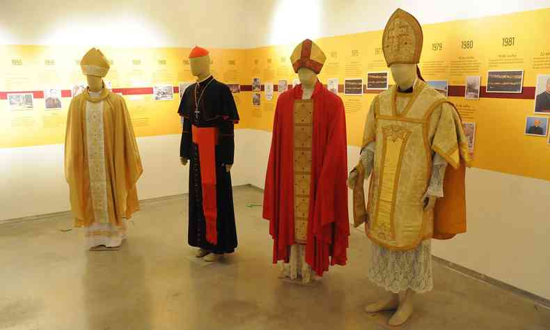 Mostra 100 anos da Arquidiocese de BH. Trajes usados pelos arcebispos