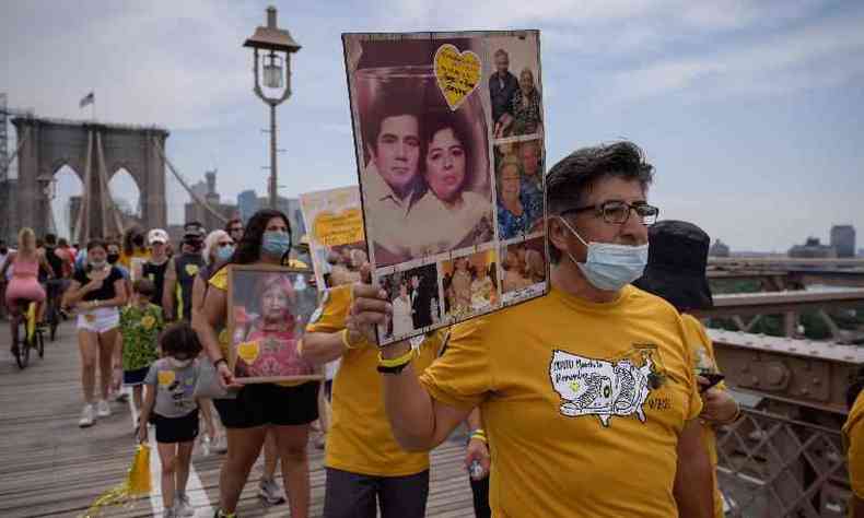 Protesto de sobreviventes da COVID-19 em memria s vtimas do coronavrus(foto: Ed JONES/AFP)