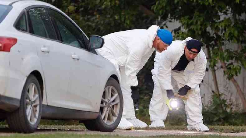 Uma equipe forense da polcia investiga uma cena de crime depois que vrias pessoas foram mortas e feridas em uma onda de esfaqueamentos em Weldon, Saskatchewan, Canad. 4 de setembro