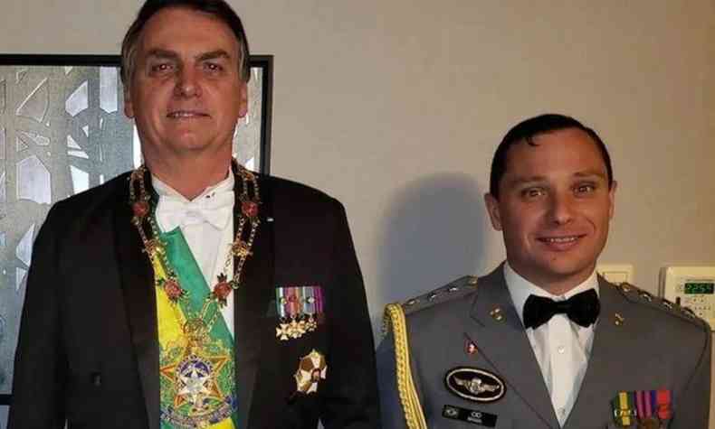 Bolsonaro e Mauro Cid com roupas de gala
