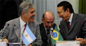 Ministro Julio De Vido fala com o ministro de Minas e Energia Edison Lobo, durante reunio (foto: AFP PHOTO/PEDRO LADEIRA )