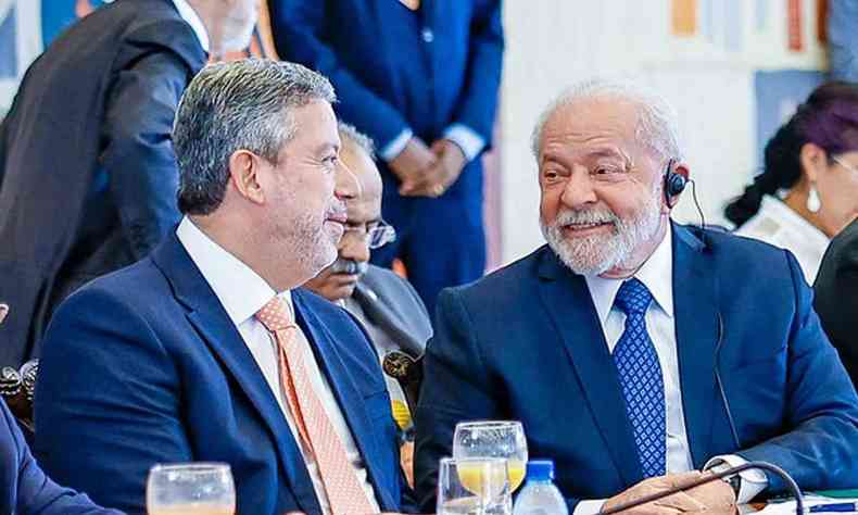 Arthur Lira conversa com Lula, que est sorrindo