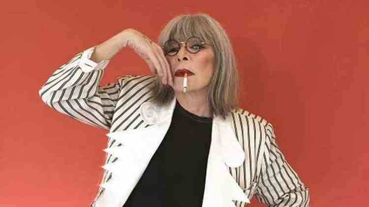 Rita Lee com cigarro na boca