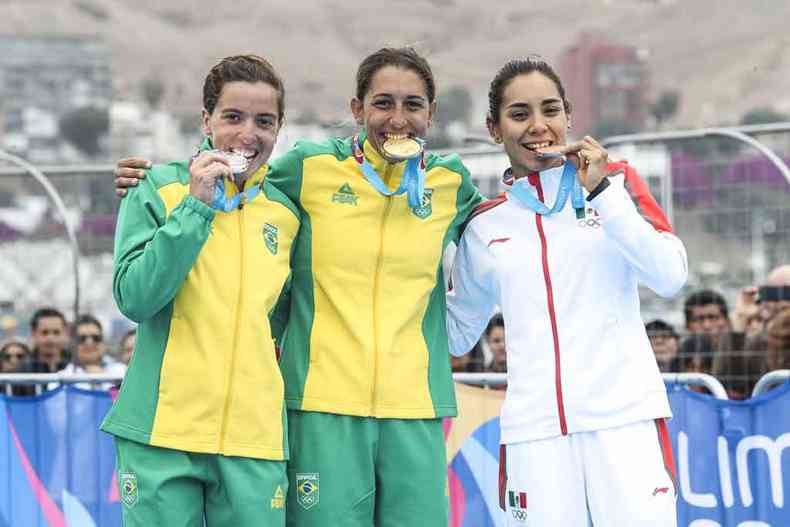 Luisa Baptista (C), conquistou o primeiro ouro do Brasil no Peru, e Vittoria Lopes (E) levou a prata no triatlo(foto: Wander Roberto/COB)