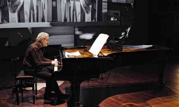 Paulo lvares toca piano
