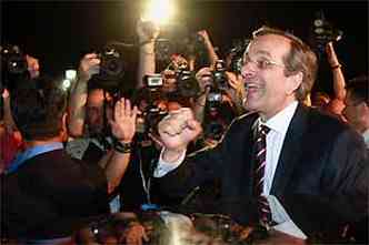 Antonis Samaras, lder do bloco de dieita, comemora vitria nas eleies gregas(foto: John Kolesidis/Reuters)