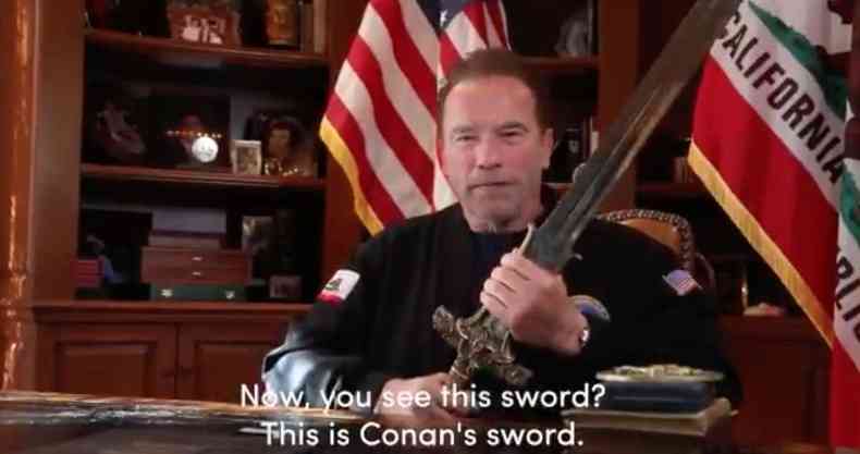 Ator segurou espada de Conan em vdeo(foto: Twitter/Reproduo)