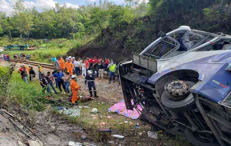 nibus envolvido em acidente no poderia estar trafegando com passageiros, segundo ANTT(foto: Divulgao/Corpo de Bombeiros)