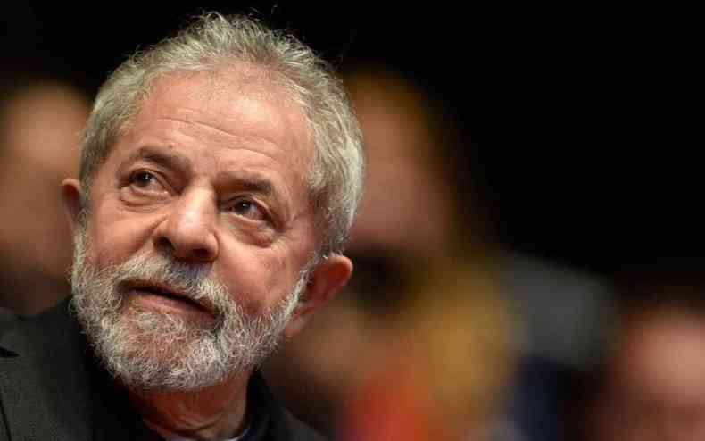 Ex-presidente Lula olha para ao lado