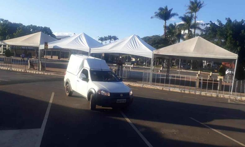 foto mostra tendas em praa 