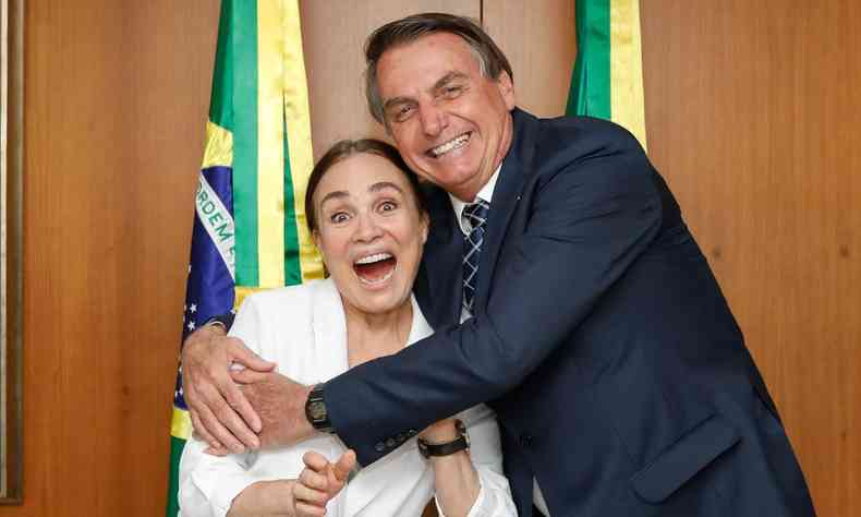 Regina Duarte abraando Jair Bolsonaro