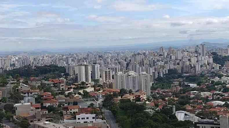 Vista de Belo Horizonte com prdios ao longe e cu com nuvens