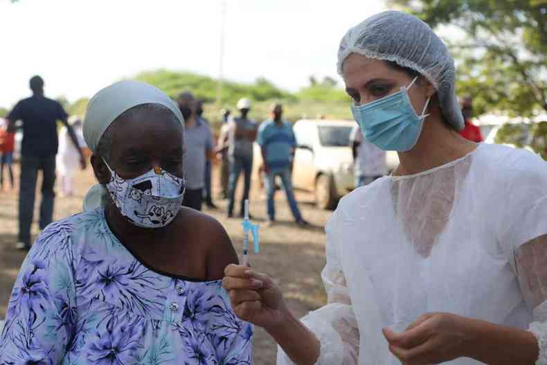 Comunidade quilombola  vacinada contra a COVID-19 em Trs Coraes(foto: Ascom/Divulgao)