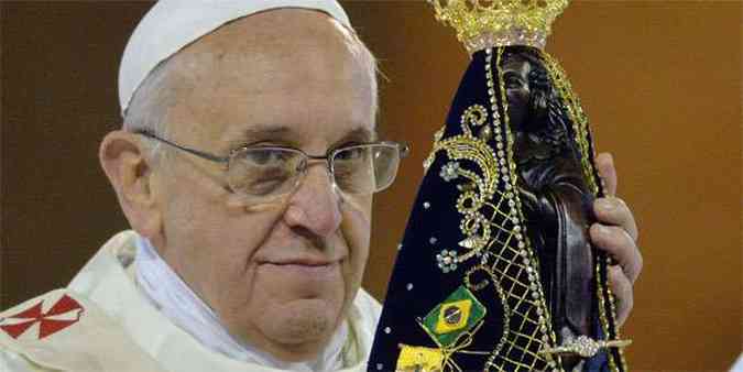 Papa Francisco mostra a imagem de Nossa Senhora Aparecida(foto: AFP PHOTO/LUCA ZENNARO)