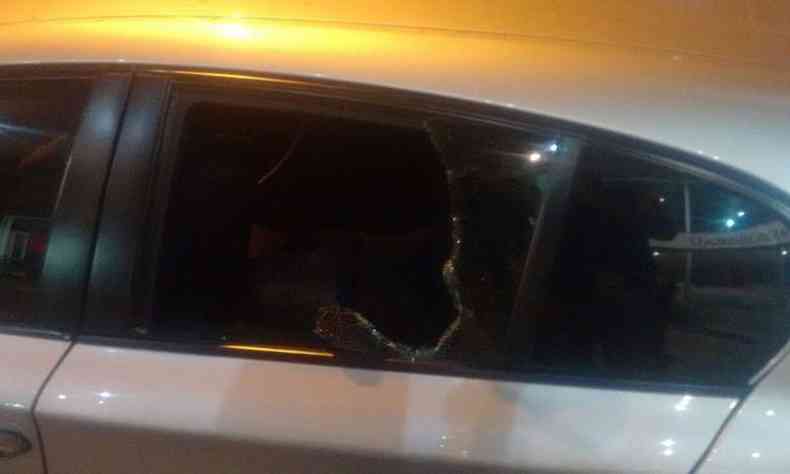 Vidro da janela traseira foi quebrada, mas menores infratores no tiveram com furtar objetos(foto: PMMG/Divulgao)