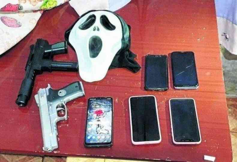 Agentes apreenderam celulares, simulacros de armas e mscaras na casa da jovem(foto: PCDF/Divulgao)