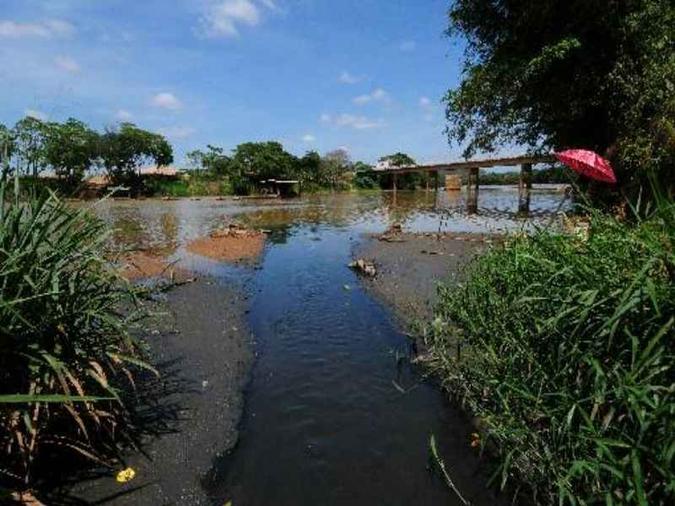 Canal de esgoto produzido pela cidade de Naque, na Bacia do Rio Doce, cai direto nas águas do Rio Santo Antônio, um dos afluentes mais importantes da bacia(foto: Gladyston Rodrigues/EM/D.A. Press) Canal de esgoto produzido pela cidade de Naque, na Bacia do Rio Doce, cai direto nas águas do Rio Santo Antônio, um dos afluentes mais importantes da bacia(foto: Gladyston Rodrigues/EM/D.A. Press)