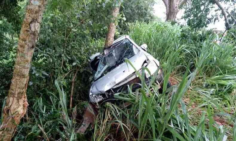 Na MG-497, em Iturama, na Regio do Tringulo Mineiro, carro bateu em rvore e uma mulher morreu(foto: Corpo de Bombeiros/Divulgao)