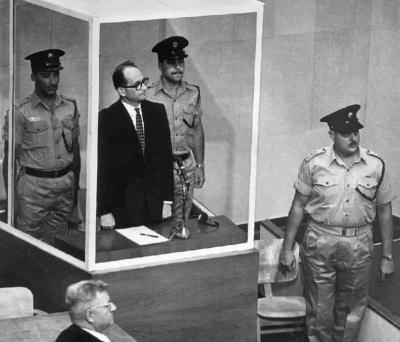 Adolf Eichmann ouve a Suprema Corte de Israel rejeitar por unanimidade um recurso contra sua sentena de morte