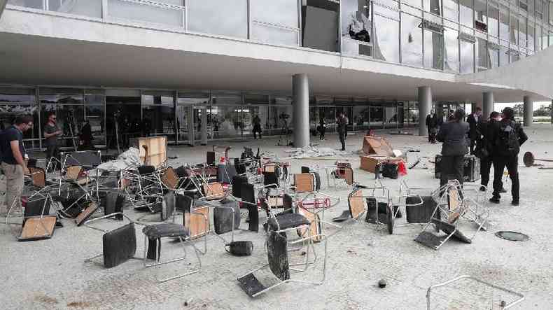 Imagem de destruio provocada pelos ataques, com cadeiras fora do prdio do Planalto