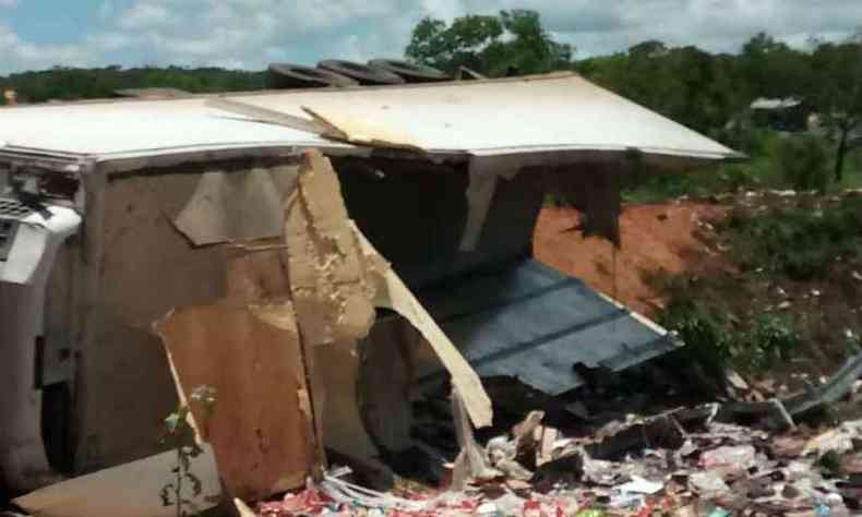 Cargas dos veculos ficaram espalhadas pela rodovia(foto: Corpo de Bombeiros/Divulgao)