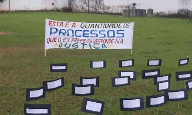 Manifestao contra a eleio de Celso Cota (MDB) em frente  Cmara Municipal de Mariana/MG(foto: Reproduo/Whatsapp)