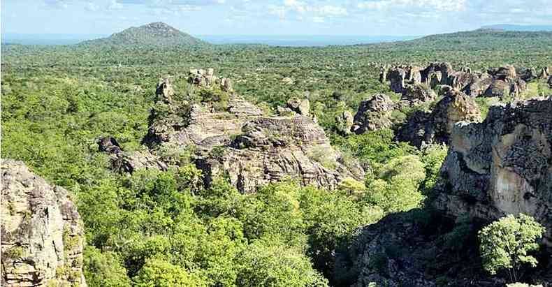 Esculpidas h milhes de anos, formaes rochosas surpreendem os turistas que visitam o Parque das Sete Cidades, no Piau (foto: Bertha Maakaroun/EM/D.A Press)