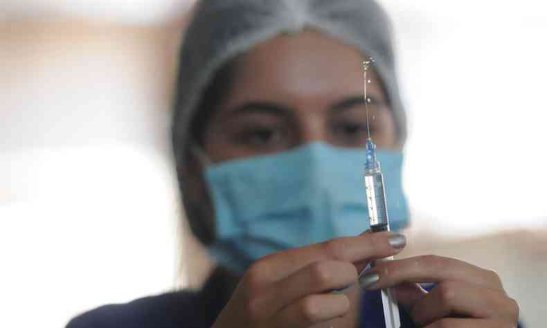 Enfermeira prepara aplicao de vacina contra COVID-19