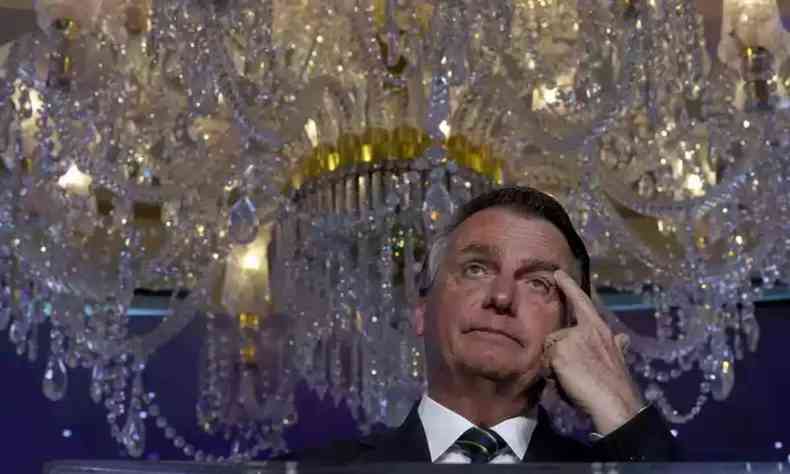 Jair Bolsonaro embaixo de um lustre grande
