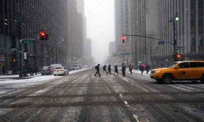 Nova York j tem pequena camada de neve, que pode atingir 90 centmetros nos prximos dias(foto: JEWEL SAMAD / AFP)
