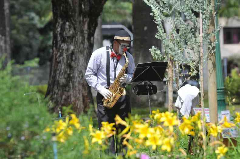 O saxofonista Tanure Lisboa, de 51 anos, na Praa da Liberdade