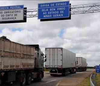 Caminhes cruzam a fronteira entre Bahia e Minas na BR-116, que deve ser duplicada em cinco anos (foto: Paulo Filgueiras/EM/D.A Press - 19/1/12)