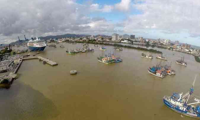 Protesto de pescadores impedia o acesso de navios ao Porto de Itaja, em santa Catarina(foto: Alex Dickel/Divulgao)
