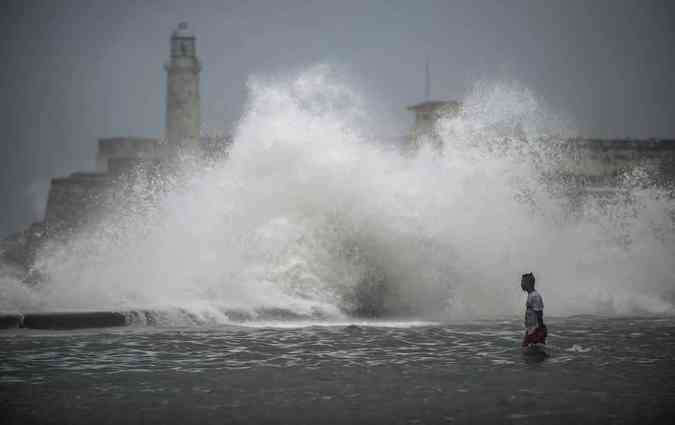 Furaco Irma deixa Havana debaixo d'guaYAMIL LAGE / AFP