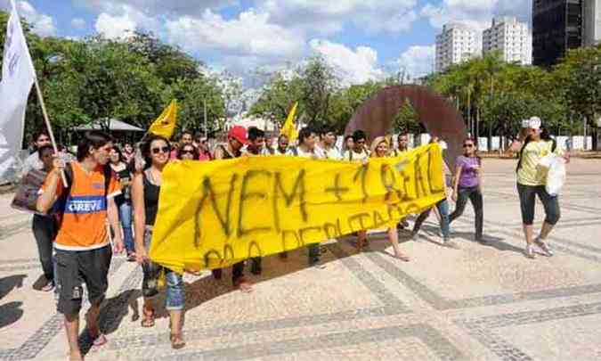 Militantes de movimentos sociais fizeram passeata para protestar contra o auxlio-moradia aos deputados e reivindicar moradia (foto: Gladyston Rodrigues/EM/D.A Press)