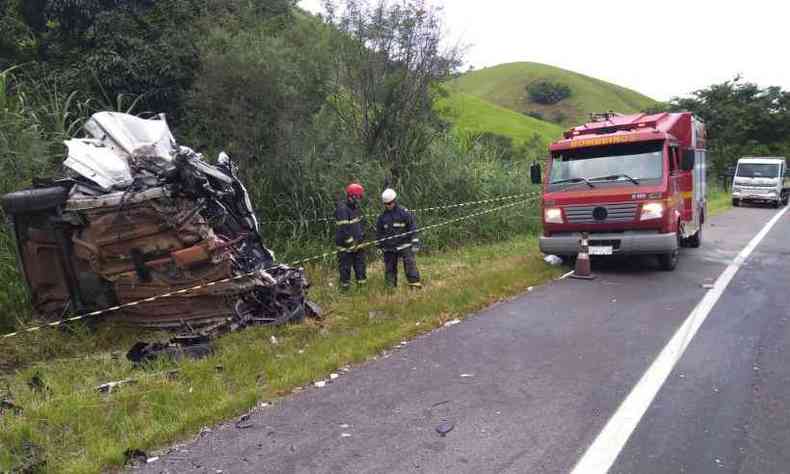 Carro que se envolveu no acidente foi parar fora da rodovia(foto: Corpo de Bombeiros/Divulgao)