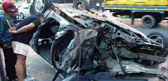 Carro em que estavam as vtimas ficou destrudo com a coliso.(foto: Sidney Lopes/EM/D.A Press - 17/4/09)